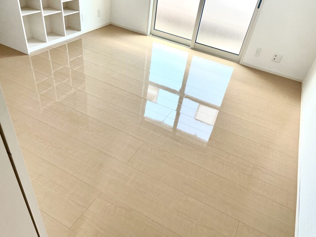 フロアワックスでつやのある床に仕上げた様子
